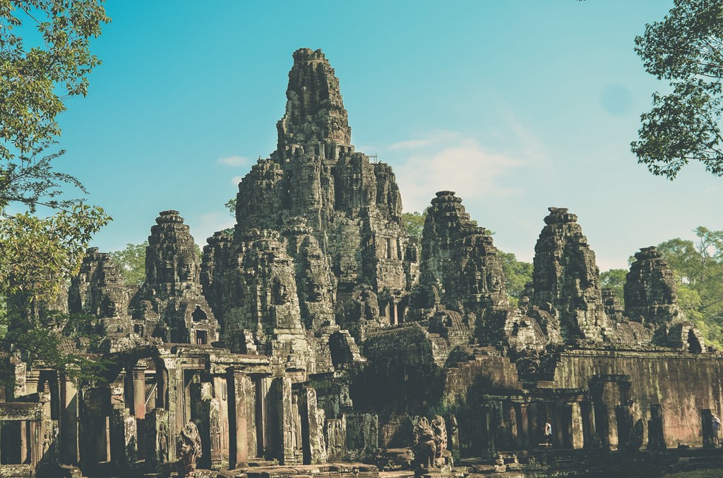 Đền Bayon tạo cho du khách cảm giác bay bổng, và chinh phục họ hoàn toàn bởi vẻ đẹp mẫu mực và đầy sống động. Ngôi đền được tạo thành bởi 50 ngọn tháp bằng đá. Cốt lõi của nó là một quần thể kiến trúc được xây dựng kiểu bậc thang với 16 bảo tháp hạng trung, và nhiều tháp nhỏ liên kết với nhau.